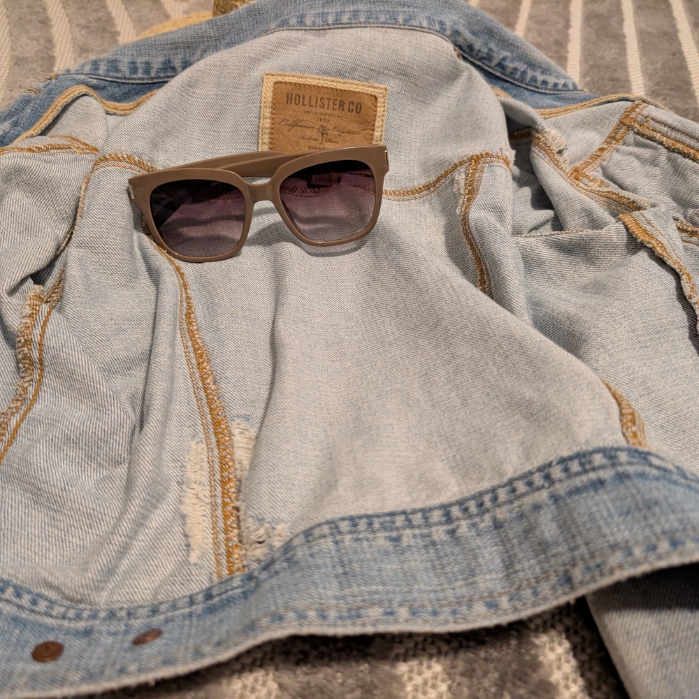 🧥 Hollister Lightwash Distressed Denim Trucker Jacket (like new) Sustainable - Picture 4 of 12